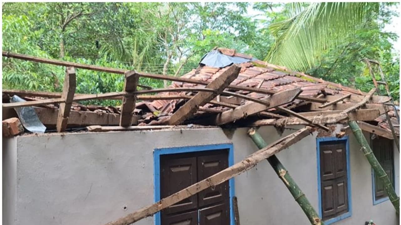 ഉഗ്രശബ്ദത്തോടെ വീടിന്റെ മേല്ക്കൂര തകര്ന്നുവീണു; കുടുംബം രക്ഷപ്പെട്ടത് തലനാരിഴക്ക് ഉഗ്രശബ്ദത്തോടെ വീടിന്റെ മേല്ക്കൂര തകര്ന്നുവീണു; കുടുംബം രക്ഷപ്പെട്ടത് തലനാരിഴക്ക്