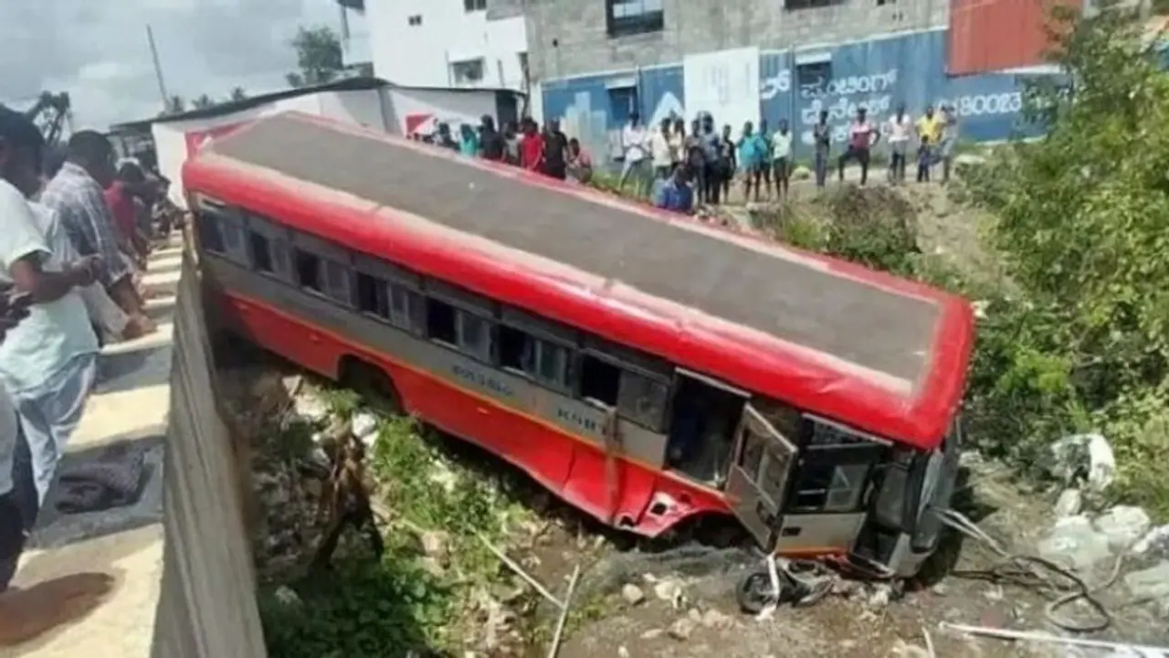 ಮಂಡ್ಯ: ಸ್ಟೇರಿಂಗ್ ತುಂಡಾಗಿ ಹಳ್ಳಕ್ಕೆ ಉರುಳಿದ ಸಾರಿಗೆ ಬಸ್, 7 ಮಂದಿಗೆ ಗಾಯ ಮಂಡ್ಯ: ಸ್ಟೇರಿಂಗ್ ತುಂಡಾಗಿ ಹಳ್ಳಕ್ಕೆ ಉರುಳಿದ ಸಾರಿಗೆ ಬಸ್, 7 ಮಂದಿಗೆ ಗಾಯ