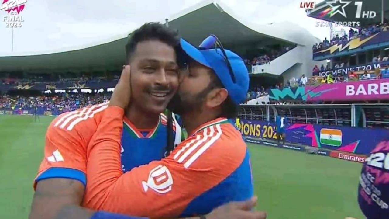 അഭിമുഖത്തിനിടെ അപ്രതീക്ഷിതമായി ഹാര്‍ദ്ദിക്കിന് രോഹിത്തിന്‍റെ സ്നേഹചുംബനം; ഏറ്റെടുത്ത് ആരാധക‍ർ