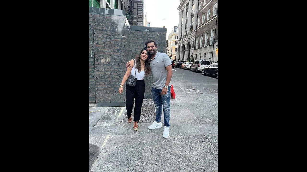 ரோகித் சர்மாவின் மனைவி ரித்திகா சஜ்தே எப்படி ஆண்டுதோறும் கோடிகளை சம்பாதிக்கிறார்? ரோகித் சர்மாவின் மனைவி ரித்திகா சஜ்தே எப்படி ஆண்டுதோறும் கோடிகளை சம்பாதிக்கிறார்?