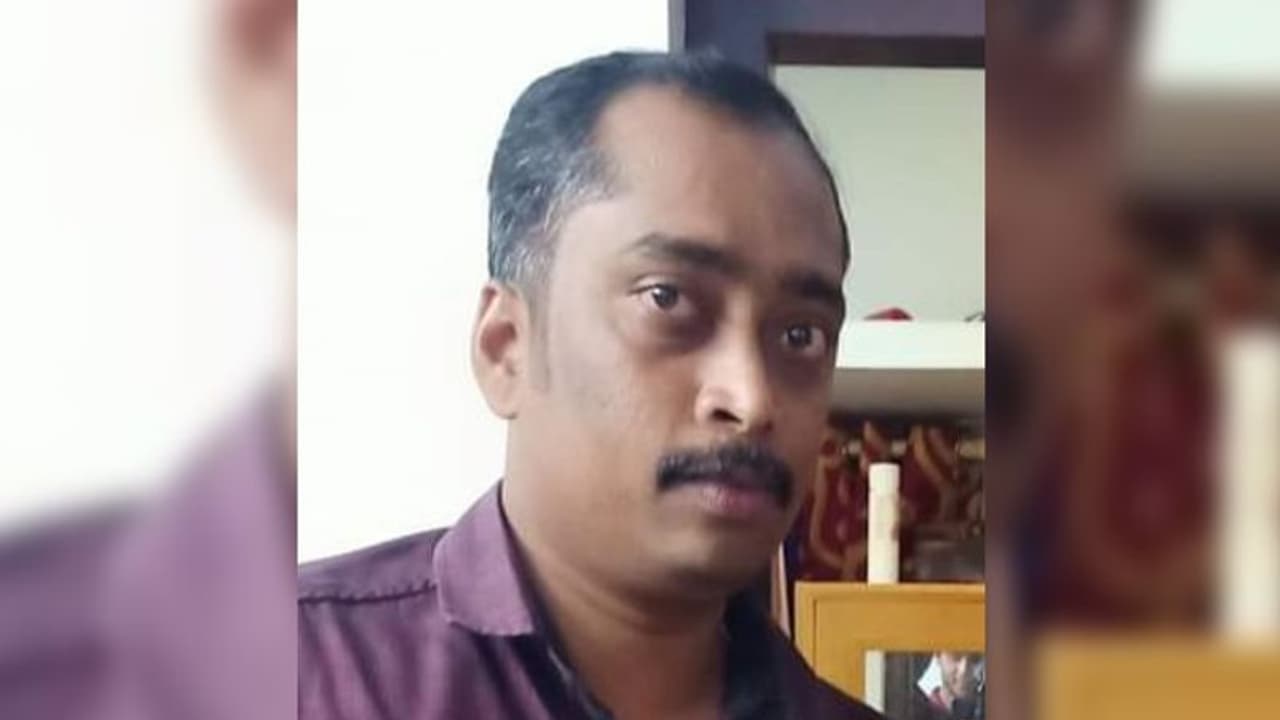 സ്വർണം പൊട്ടിക്കൽ സംഘവുമായി ബന്ധം; വിമർശനം കടുത്തതോടെ നടപടിയെടുത്ത് സിപിഎം, ബ്രാഞ്ച് അംഗത്തെ പുറത്താക്കി സ്വർണം പൊട്ടിക്കൽ സംഘവുമായി ബന്ധം; വിമർശനം കടുത്തതോടെ നടപടിയെടുത്ത് സിപിഎം, ബ്രാഞ്ച് അംഗത്തെ പുറത്താക്കി