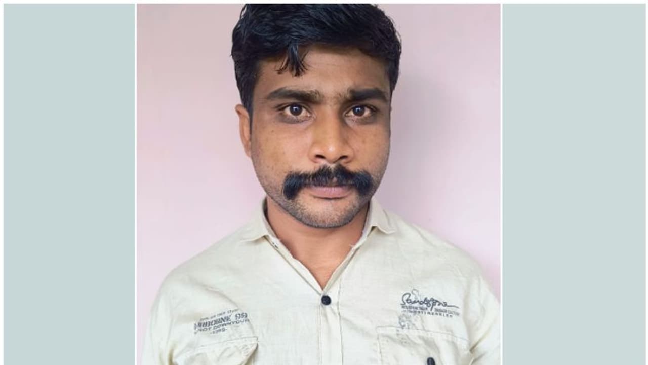 വടുവഞ്ചാലിൽ 'ബുളു'വിനെ കൊണ്ട് സഹികെട്ടു; സ്ഥിരം പ്രശ്നക്കാരൻ, ഒടുവിൽ കാപ്പ ചുമത്തി ജയിലിൽ അടച്ച് പൊലീസ് വടുവഞ്ചാലിൽ 'ബുളു'വിനെ കൊണ്ട് സഹികെട്ടു; സ്ഥിരം പ്രശ്നക്കാരൻ, ഒടുവിൽ കാപ്പ ചുമത്തി ജയിലിൽ അടച്ച് പൊലീസ്