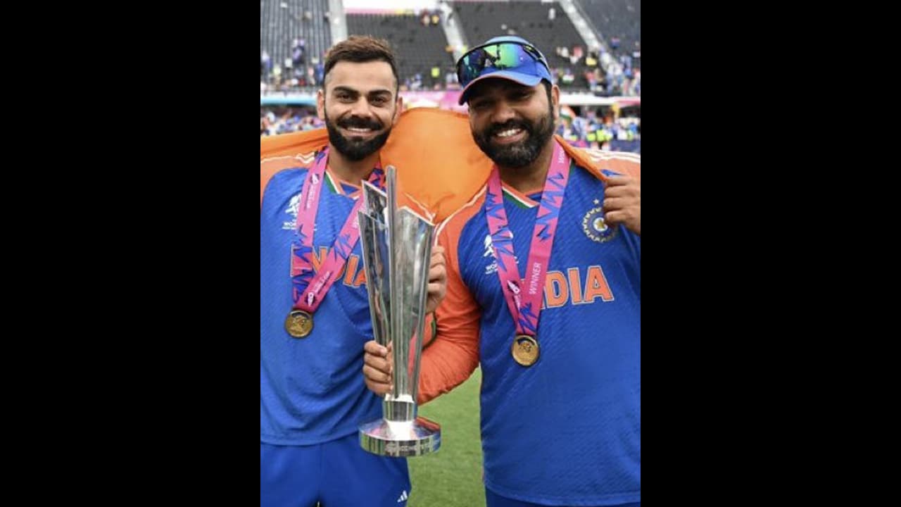 హరికేన్ ఎఫెక్ట్... పేపర్ ప్లేట్ లో భోజనం, క్యూలైన్ లో రోహిత్ సేన..! హరికేన్ ఎఫెక్ట్... పేపర్ ప్లేట్ లో భోజనం, క్యూలైన్ లో రోహిత్ సేన..!