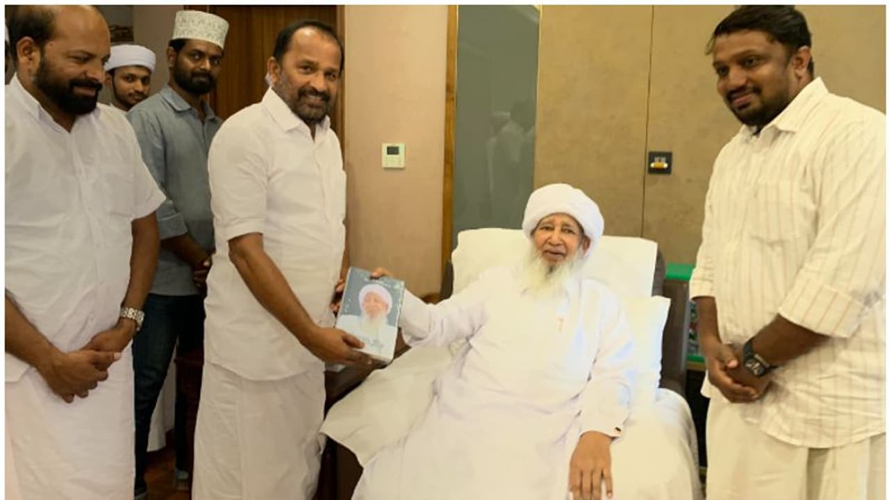 'ഒരുനേരം ഭക്ഷണം കഴിക്കാൻ കഷ്ടപ്പെട്ട ബാല്യം, ആരുടെയും ഉള്ള് പിടയും...'; കാന്തപുരത്തെ കുറിച്ച് ടി എൻ പ്രതാപൻ 'ഒരുനേരം ഭക്ഷണം കഴിക്കാൻ കഷ്ടപ്പെട്ട ബാല്യം, ആരുടെയും ഉള്ള് പിടയും...'; കാന്തപുരത്തെ കുറിച്ച് ടി എൻ പ്രതാപൻ