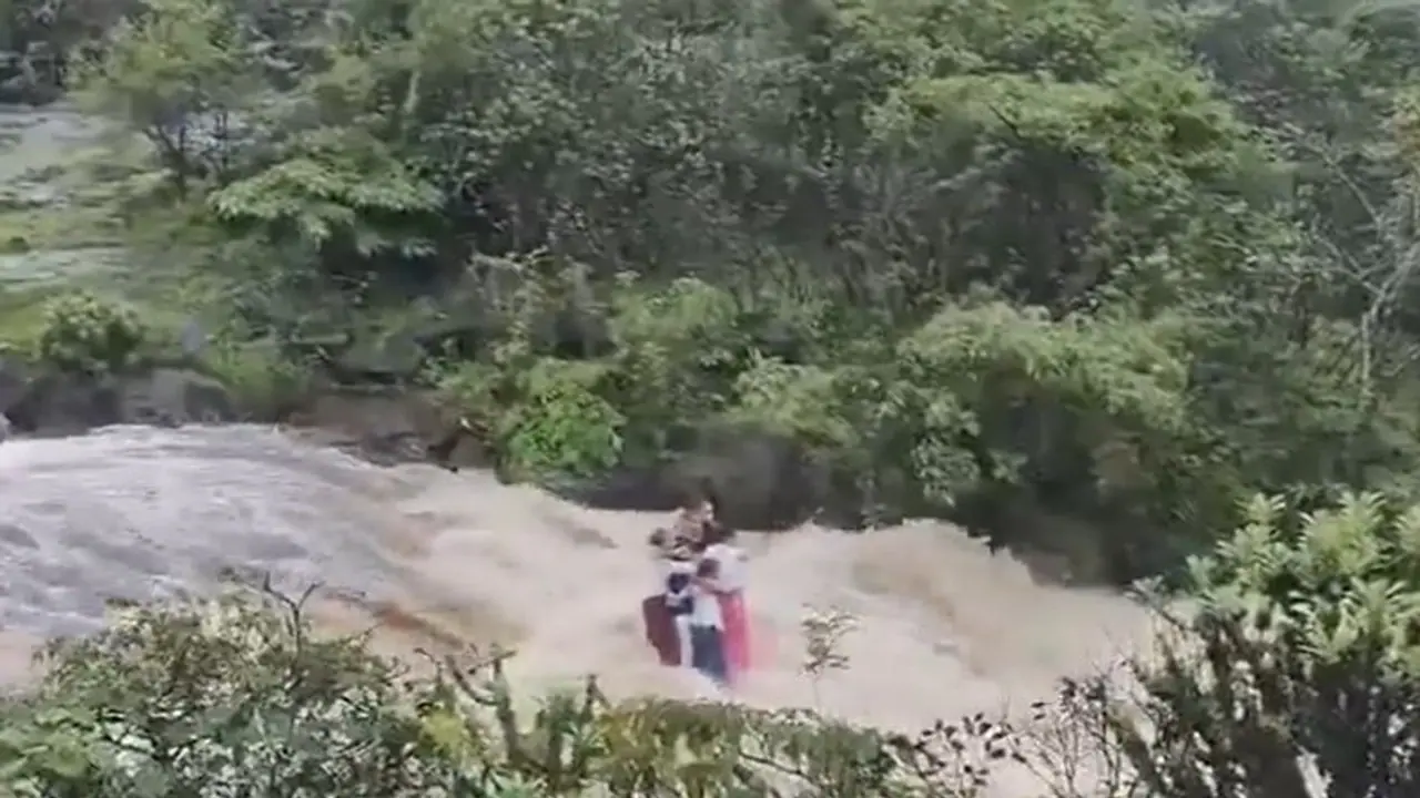 ಕೊನೆಯ ಕ್ಷಣದ ಭೀಕರ ದೃಶ್ಯ, ಏಕಾಏಕಿ ಹೆಚ್ಚಾದ ನೀರಿನಲ್ಲಿ ಕೊಚ್ಚಿ ಹೋದ 4 ಮಕ್ಕಳು, ಮಹಿಳೆ!