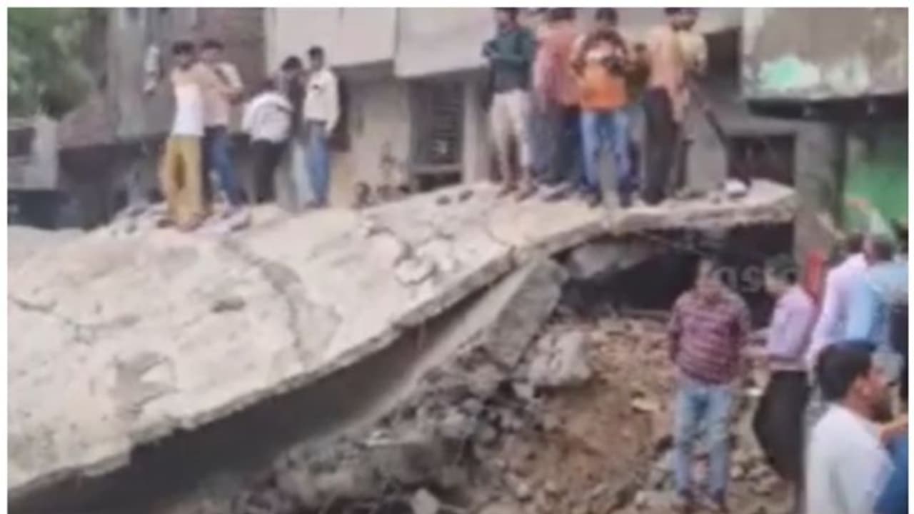 യുപിയിൽ കൂറ്റൻ ജലസംഭരണി തകർന്ന് അപകടം; 2 മരണം, 12 പേർക്ക് ​ഗുരുതര പരിക്ക്