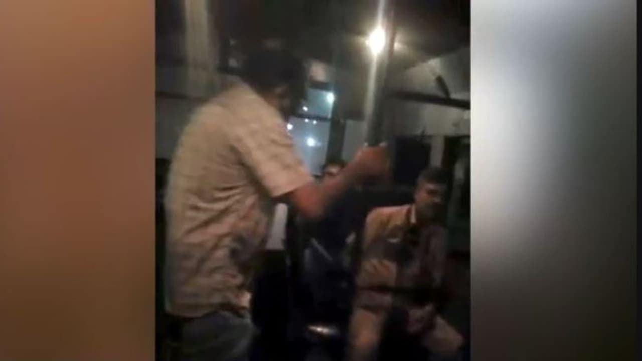 'എനിക്ക് ശമ്പളം 2 ലക്ഷം, നിനക്ക് കിട്ടിയോ?' ടിക്കറ്റില്ലാതെ യാത്ര, കെഎസ്ആര്ടിസി കണ്ടക്ടര്ക്ക് അസഭ്യവര്ഷം 'എനിക്ക് ശമ്പളം 2 ലക്ഷം, നിനക്ക് കിട്ടിയോ?' ടിക്കറ്റില്ലാതെ യാത്ര, കെഎസ്ആര്ടിസി കണ്ടക്ടര്ക്ക് അസഭ്യവര്ഷം