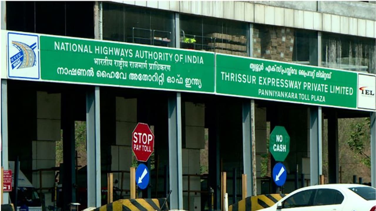 പന്നിയങ്കര ടോൾ പ്ലാസയിൽ പ്രദേശവാസികളിൽ നിന്ന് ടോൾ; പ്രതിഷേധവുമായി നാട്ടുകാർ പന്നിയങ്കര ടോൾ പ്ലാസയിൽ പ്രദേശവാസികളിൽ നിന്ന് ടോൾ; പ്രതിഷേധവുമായി നാട്ടുകാർ