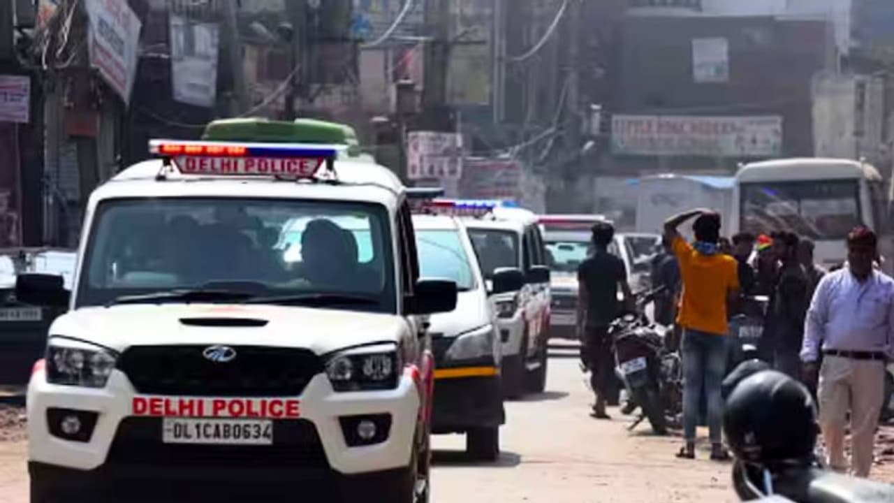 New Criminal Laws: புதிய குற்றவியல் சட்டங்கள் இன்று அமல்.. தெருவோர வியாபாரி மீது முதல் எஃப்.ஐ.ஆர் பதிவு New Criminal Laws: புதிய குற்றவியல் சட்டங்கள் இன்று அமல்.. தெருவோர வியாபாரி மீது முதல் எஃப்.ஐ.ஆர் பதிவு