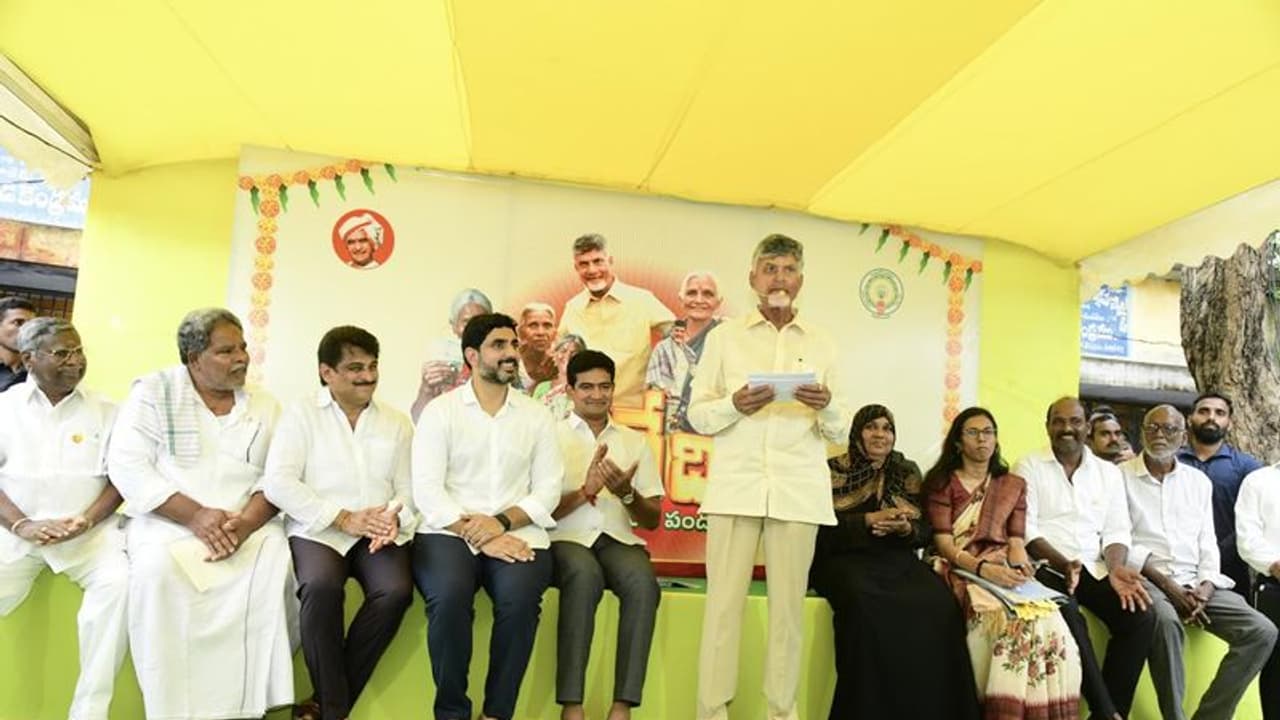 మళ్లీ 1995 నాటి సీఎంను చూస్తారు.. నవ్వుతూనే అధికారులకు వార్నింగ్ ఇచ్చిన చంద్రబాబు మళ్లీ 1995 నాటి సీఎంను చూస్తారు.. నవ్వుతూనే అధికారులకు వార్నింగ్ ఇచ్చిన చంద్రబాబు