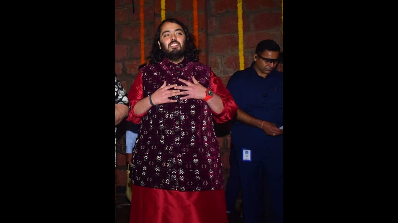 ದೇವಸ್ಥಾನ ಭೇಟಿ ವೇಳೆ ಅನಂತ್ ಅಂಬಾನಿ ಕಲರ್ ವಾಚ್ ಮೇಲೆ ಎಲ್ಲರ ಕಣ್ಣು, ಇದ್ರ ಬೆಲೆ ಎಷ್ಟು ಅಂತೀರಾ? ದೇವಸ್ಥಾನ ಭೇಟಿ ವೇಳೆ ಅನಂತ್ ಅಂಬಾನಿ ಕಲರ್ ವಾಚ್ ಮೇಲೆ ಎಲ್ಲರ ಕಣ್ಣು, ಇದ್ರ ಬೆಲೆ ಎಷ್ಟು ಅಂತೀರಾ?