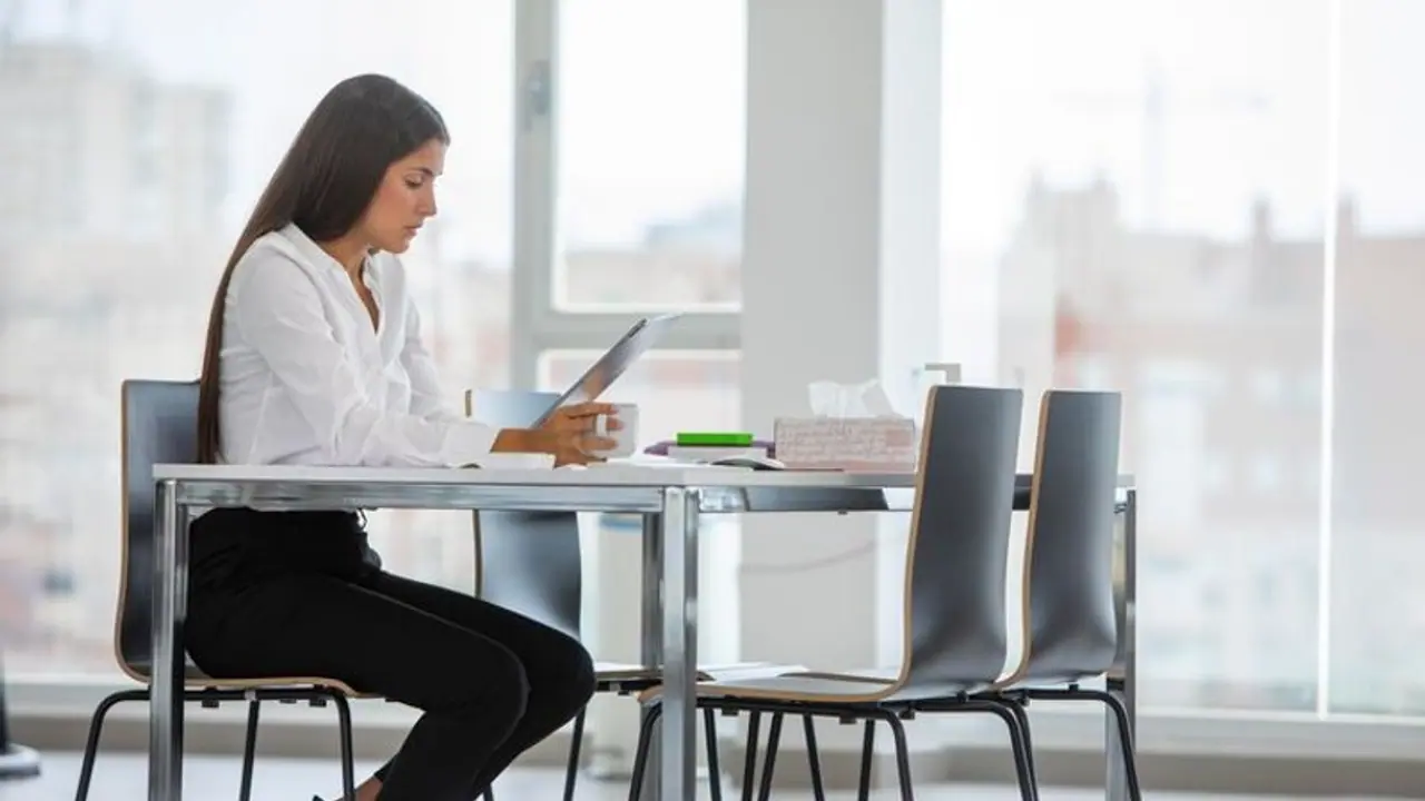 உட்கார்ந்திருக்கும் போது கால் ஆட்டும் பழக்கம் உள்ளவரா? உடனே நிறுத்துங்க.. இல்லைன்னா அவ்வளவுதான்..!