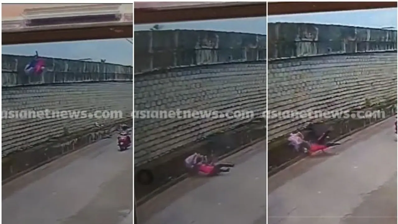 ദേശീയപാതയിൽ സ്കൂട്ടർ നിയന്ത്രണം വിട്ട് സർവ്വീസ് റോഡിലേക്ക് വീണു, സ്ത്രീ മരിച്ചു, കുഞ്ഞടക്കം 2 പേർക്ക് പരിക്ക് ദേശീയപാതയിൽ സ്കൂട്ടർ നിയന്ത്രണം വിട്ട് സർവ്വീസ് റോഡിലേക്ക് വീണു, സ്ത്രീ മരിച്ചു, കുഞ്ഞടക്കം 2 പേർക്ക് പരിക്ക്