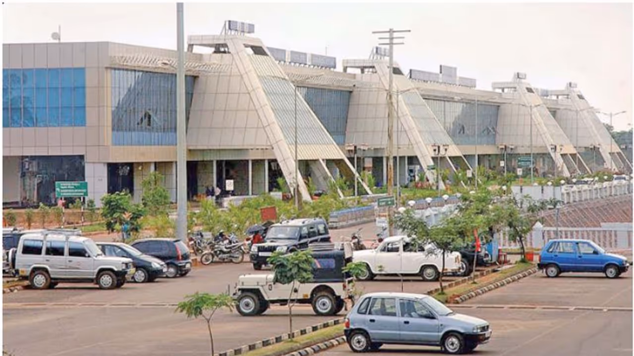 ഇവ രണ്ടും ഇനി കോഴിക്കോട് വിമാനത്താവള പരിസരത്ത് കാണരുത്! കളക്ടർ നിരോധിച്ചത് പറക്കും ബലൂണുകളും ലേസർ ബീം ലൈറ്റും ഇവ രണ്ടും ഇനി കോഴിക്കോട് വിമാനത്താവള പരിസരത്ത് കാണരുത്! കളക്ടർ നിരോധിച്ചത് പറക്കും ബലൂണുകളും ലേസർ ബീം ലൈറ്റും