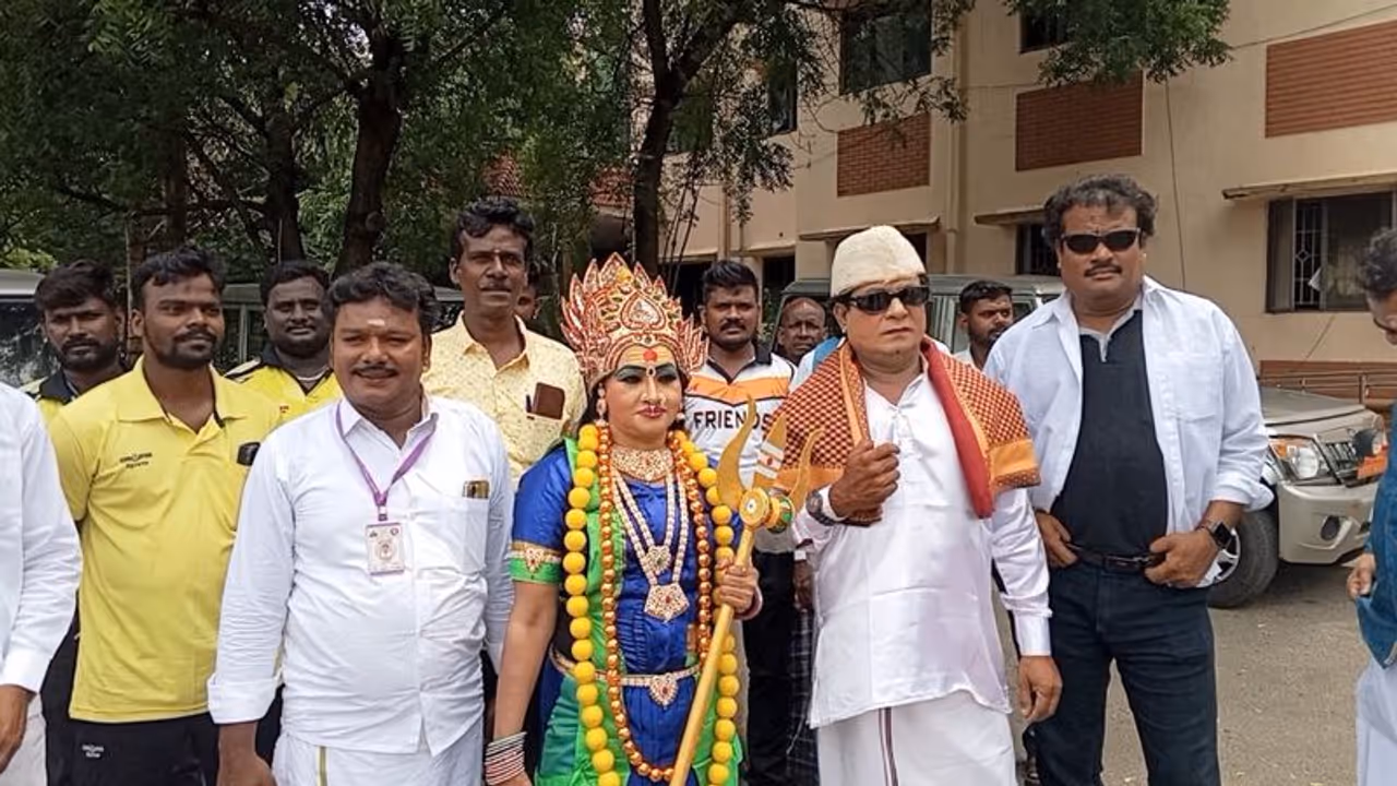 எங்கள் நிகழ்ச்சிகளில் ஆபாசமோ, சாதிய உணர்வுகளோ தூண்டப்படாது; மேடை நடன நிகழ்ச்சிக்கு அனுமதியுங்கள் கலைஞர்கள்