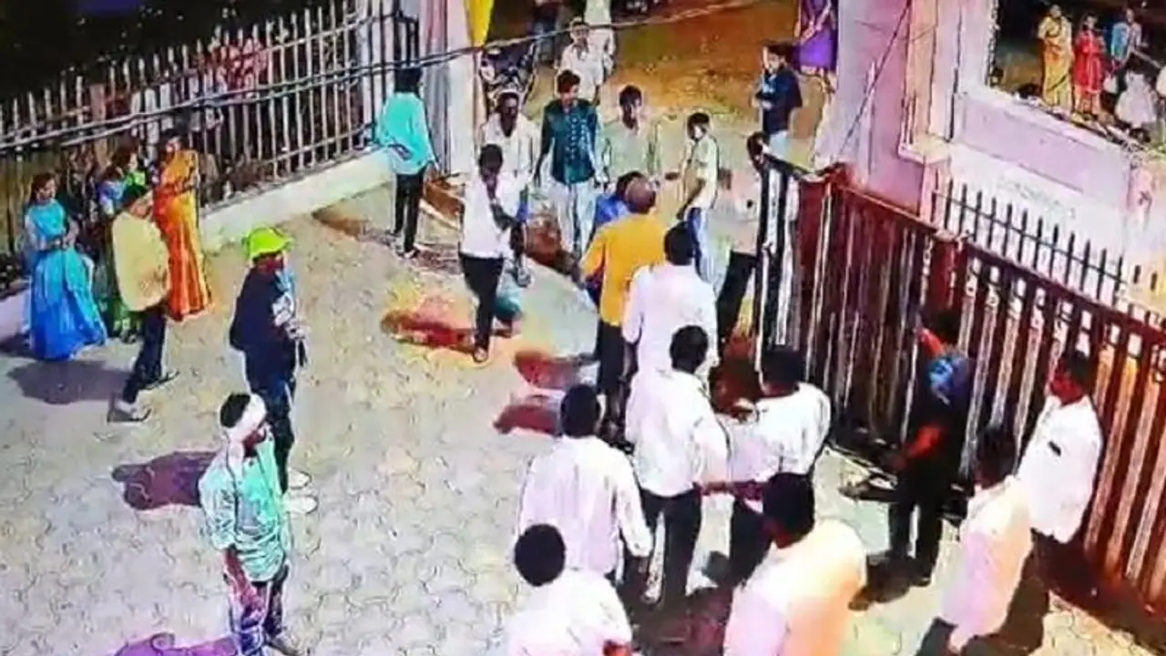 Tumakuru: ಅವಿಶ್ವಾಸ ನಿರ್ಣಯಕ್ಕೆ ಒಪ್ಪದ ಗ್ರಾ.ಪಂ ಸದಸ್ಯನಿಗೆ ಚಪ್ಪಲಿಯಿಂದ ಥಳಿಸಿದ ಉಪಾಧ್ಯಕ್ಷ!