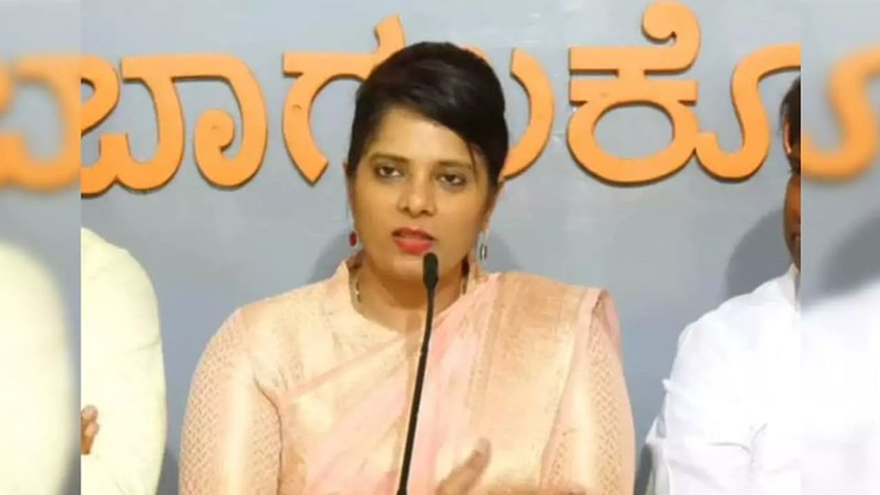 ನನಗೆ ಟಿಕೆಟ್ ಕೈ ತಪ್ಪಿದಾಗ ಹಣದಾಸೆಗೆ ಒಳಪಡಲಿಲ್ಲ, ನನ್ನದು ಹೋರಾಟದ ಬದುಕು, ನಾನೊಬ್ಬ ಫೈಟರ್: ವೀಣಾ ಕಾಶಪ್ಪನವರ ನನಗೆ ಟಿಕೆಟ್ ಕೈ ತಪ್ಪಿದಾಗ ಹಣದಾಸೆಗೆ ಒಳಪಡಲಿಲ್ಲ, ನನ್ನದು ಹೋರಾಟದ ಬದುಕು, ನಾನೊಬ್ಬ ಫೈಟರ್: ವೀಣಾ ಕಾಶಪ್ಪನವರ