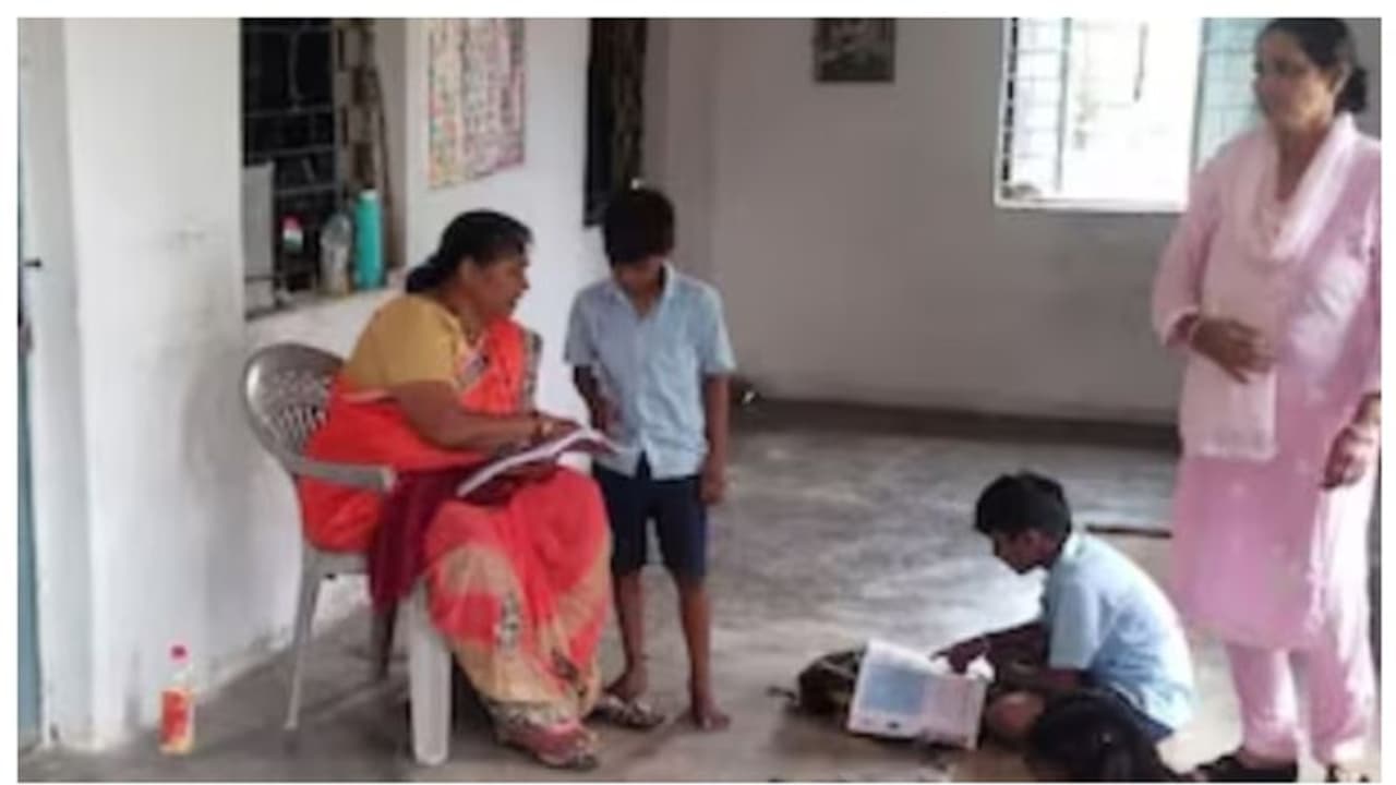 മധ്യപ്രദേശിലെ സര്ക്കാര് സ്കൂളില് ഒമ്പത് വിദ്യാര്ത്ഥികള്ക്കായി എട്ട് അധ്യാപകര് മധ്യപ്രദേശിലെ സര്ക്കാര് സ്കൂളില് ഒമ്പത് വിദ്യാര്ത്ഥികള്ക്കായി എട്ട് അധ്യാപകര്