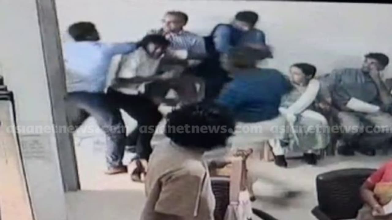 കൊയിലാണ്ടി ഗുരുദേവ കോളേജ് സംഘർഷം: പ്രിൻസിപ്പലിനും അധ്യാപകനും എസ്എഫ്ഐക്കാര്ക്കുമെതിരെ കേസ് കൊയിലാണ്ടി ഗുരുദേവ കോളേജ് സംഘർഷം: പ്രിൻസിപ്പലിനും അധ്യാപകനും എസ്എഫ്ഐക്കാര്ക്കുമെതിരെ കേസ്