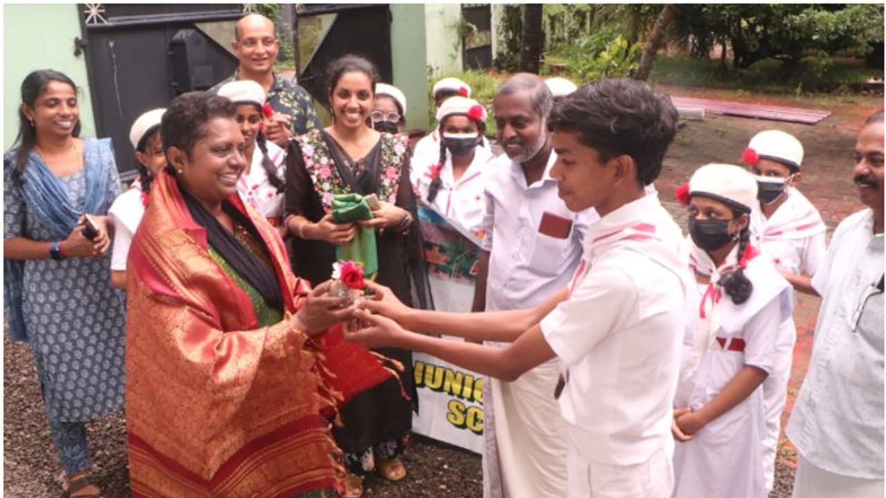 അർബുദത്തെ അതിജീവിച്ച് കർമ മണ്ഡലത്തിൽ സജീവമായ ഡോക്ടർ ജയശ്രീ, ആദരമർപ്പിച്ച് ജൂനിയർ റെഡ് ക്രോസ് യൂണിറ്റ്