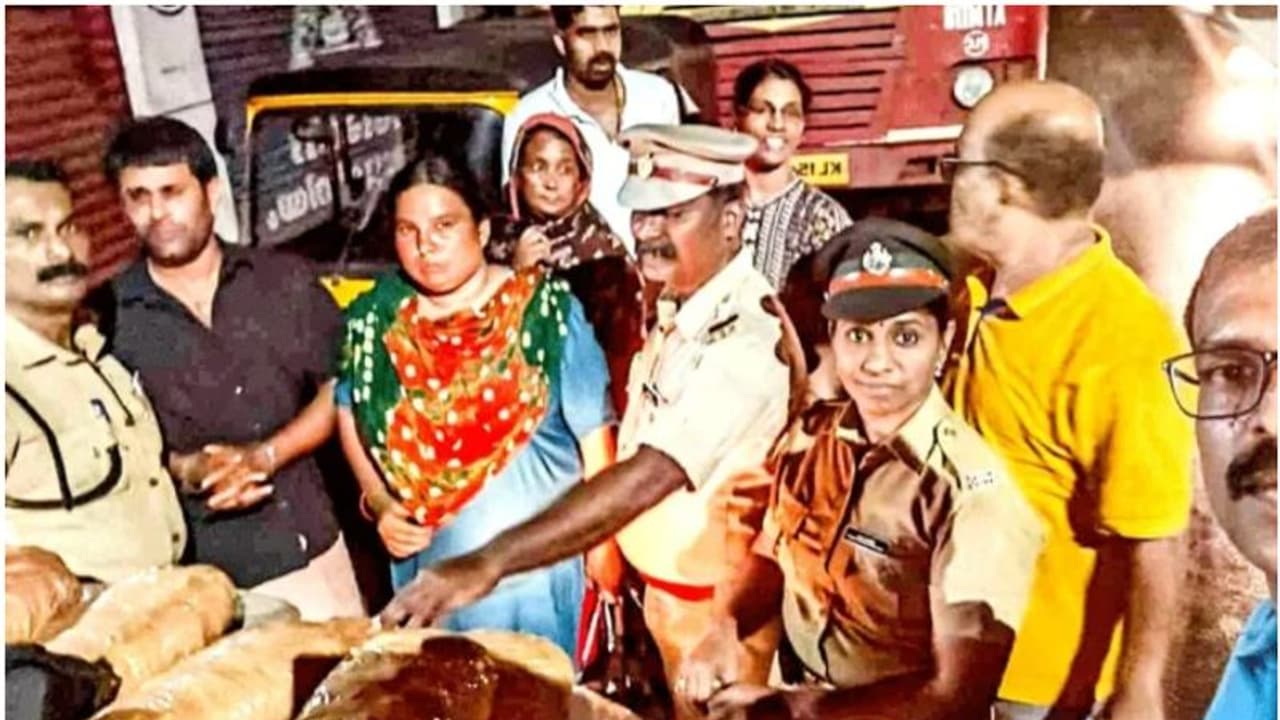 കെഎൽ 10 എഇ 6026, ഓട്ടോറിക്ഷയിൽ 2 സ്ത്രീകൾ ഉൾപ്പെടെ 3 പേർ, രഹസ്യവിവരത്തിൽ പരിശോധന, 12 കിലോ കഞ്ചാവടക്കം പിടിയിൽ