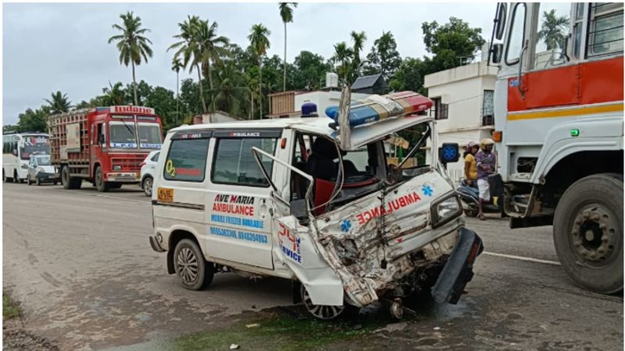 രോഗിയുമായി പോയ ആംബുലൻസുമായി കെഎസ്ആർടിസി സൂപ്പർ ഫാസ്റ്റ് ബസ് കൂട്ടിയിടിച്ചു, ആംബുലൻസ് ഡ്രൈവർക്ക് പരിക്ക്