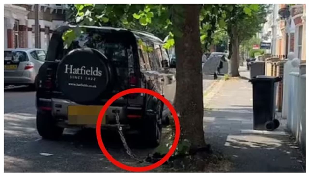 കള്ളന്മാരെ കൊണ്ട് തോറ്റു; ലണ്ടനില്‍ മരത്തില്‍ ചങ്ങലയ്ക്കിട്ടിരിക്കുന്ന ലാന്‍ഡ് റോവറിന്‍റെ വീഡിയോ വൈറല്‍ 