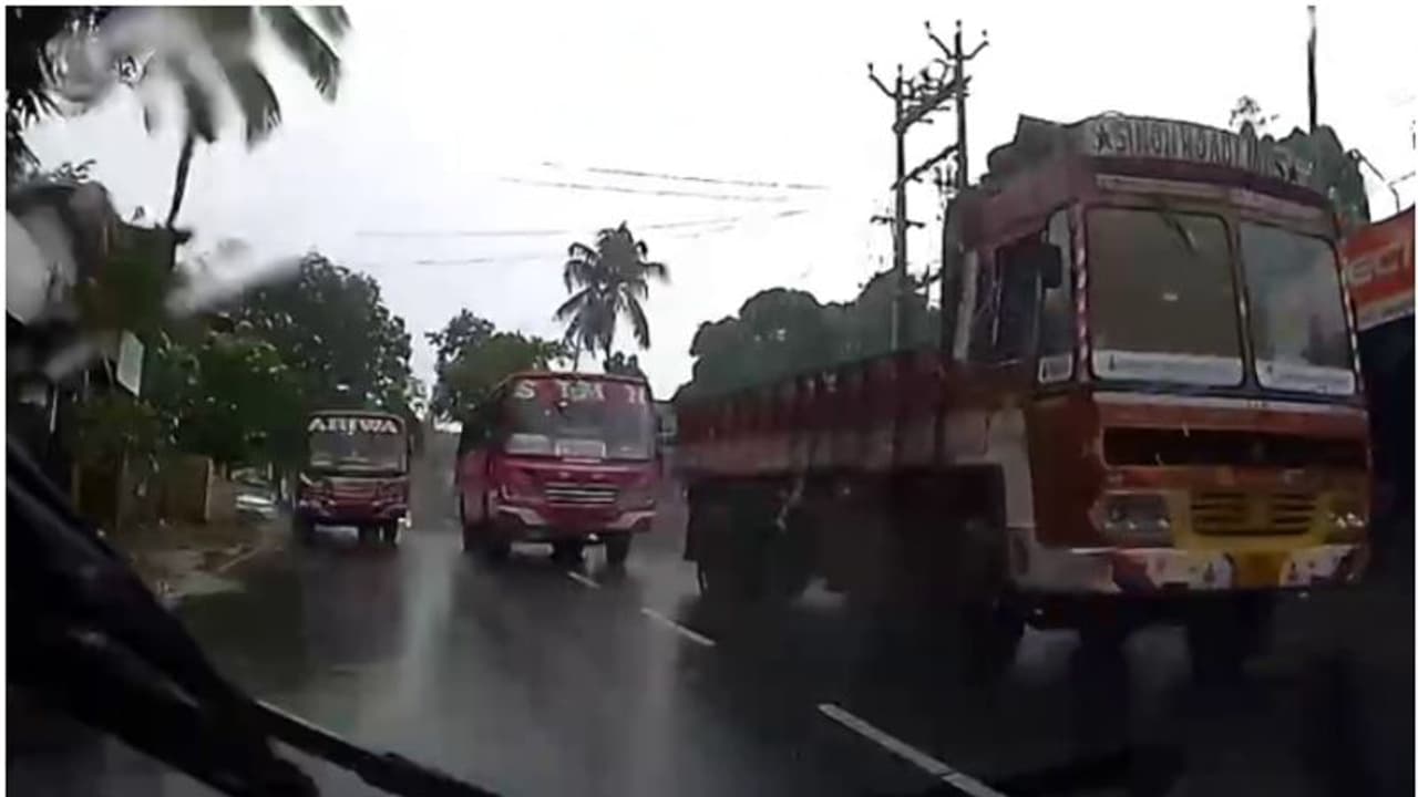 മത്സരയോട്ടം സ്ഥിരമാക്കി; അജുവ ബസ്സിന് പൂട്ടുവീണു, ഡ്രൈവറുടെ ലൈസൻസ് സസ്പൻഡ് ചെയ്യാൻ മോട്ടോർ വാഹന വകുപ്പ് മത്സരയോട്ടം സ്ഥിരമാക്കി; അജുവ ബസ്സിന് പൂട്ടുവീണു, ഡ്രൈവറുടെ ലൈസൻസ് സസ്പൻഡ് ചെയ്യാൻ മോട്ടോർ വാഹന വകുപ്പ്