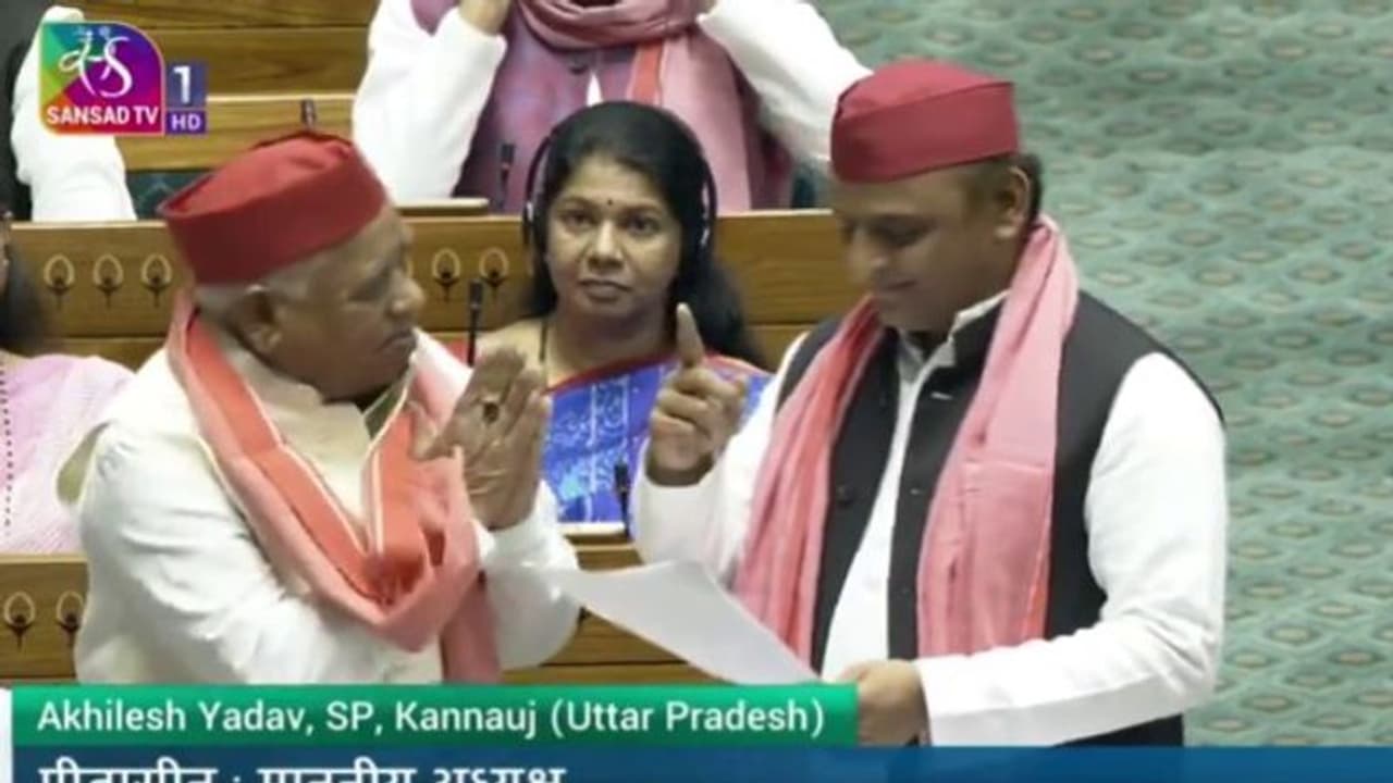 ಅಯೋಧ್ಯೆ ಗೆಲುವಿನ ಬಗ್ಗೆ ಕವಿತೆ ಹೇಳಿ ಬಿಜೆಪಿಗೆ ಟಾಂಗ್ ಕೊಟ್ಟ ಅಖಿಲೇಶ್ ಯಾದವ್ ಅಯೋಧ್ಯೆ ಗೆಲುವಿನ ಬಗ್ಗೆ ಕವಿತೆ ಹೇಳಿ ಬಿಜೆಪಿಗೆ ಟಾಂಗ್ ಕೊಟ್ಟ ಅಖಿಲೇಶ್ ಯಾದವ್