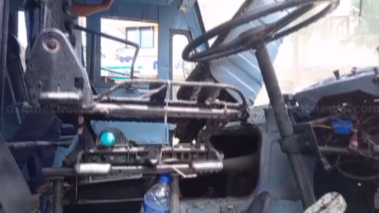 ഓടിക്കൊണ്ടിരുന്ന കെഎസ്ആര്ടിസി ബസിന് തീപിടിച്ചു, എതിരെ വന്ന യാത്രക്കാര് ബഹളം വെച്ച് ബസ് നിര്ത്തിച്ചു ഓടിക്കൊണ്ടിരുന്ന കെഎസ്ആര്ടിസി ബസിന് തീപിടിച്ചു, എതിരെ വന്ന യാത്രക്കാര് ബഹളം വെച്ച് ബസ് നിര്ത്തിച്ചു