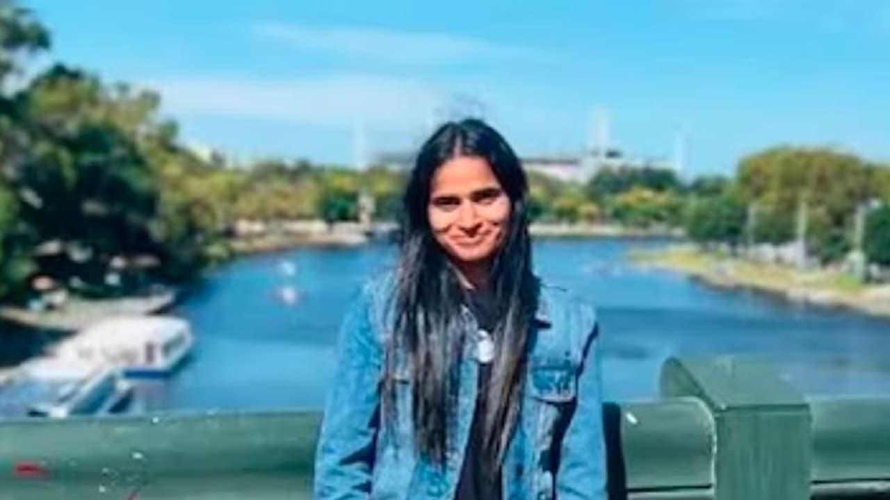 4 ವರ್ಷದ ಬಳಿಕ ಆಸ್ಟ್ರೇಲಿಯಾದಿಂದ ತಾಯ್ನಾಡಿಗೆ ಆಗಮಿಸುತ್ತಿದ್ದ 24ರ ಯುವತಿ ವಿಮಾನದಲ್ಲೇ ಸಾವು 4 ವರ್ಷದ ಬಳಿಕ ಆಸ್ಟ್ರೇಲಿಯಾದಿಂದ ತಾಯ್ನಾಡಿಗೆ ಆಗಮಿಸುತ್ತಿದ್ದ 24ರ ಯುವತಿ ವಿಮಾನದಲ್ಲೇ ಸಾವು