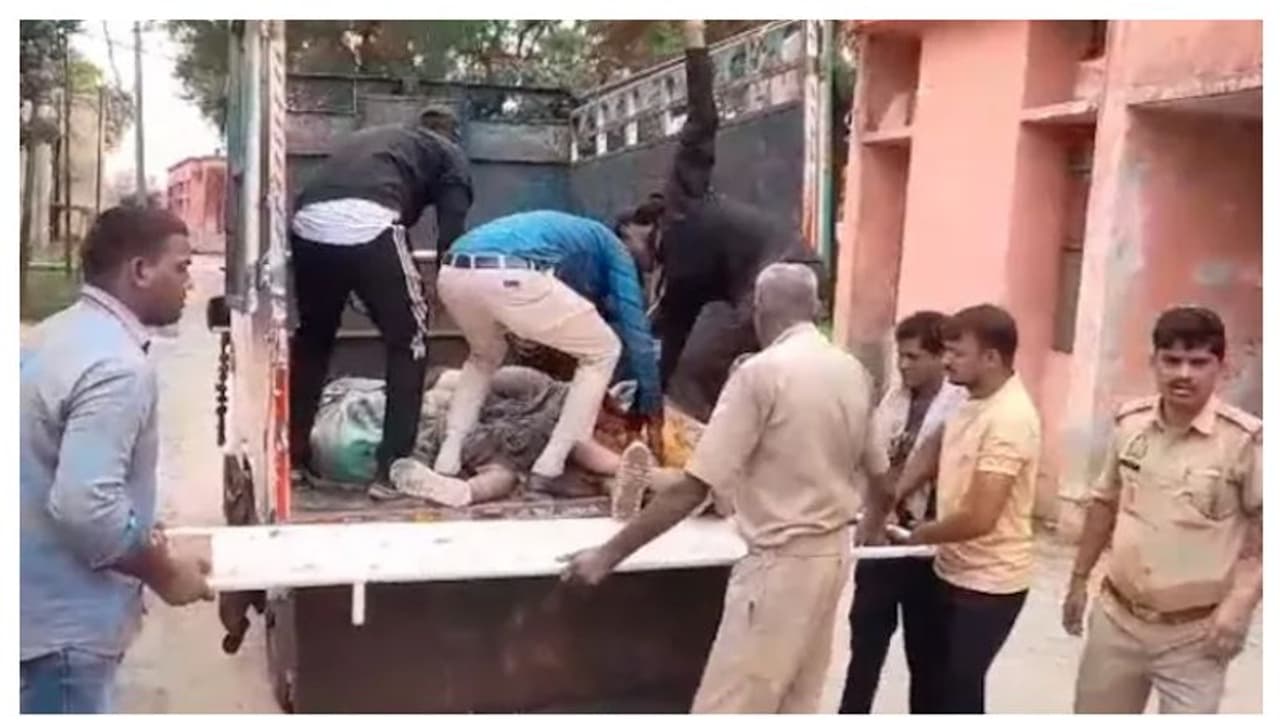 യുപിയിൽപ്രാർഥനാ യോഗത്തിനിടെ തിക്കും തിരക്കും, സ്ത്രീകളും കുട്ടികളുമടക്കം 27 പേർ കൊല്ലപ്പെട്ടു യുപിയിൽപ്രാർഥനാ യോഗത്തിനിടെ തിക്കും തിരക്കും, സ്ത്രീകളും കുട്ടികളുമടക്കം 27 പേർ കൊല്ലപ്പെട്ടു