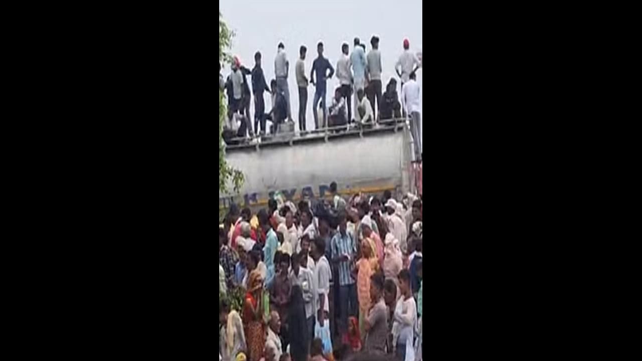 ಉತ್ತರ ಪ್ರದೇಶದ ಸತ್ಸಂಗದಲ್ಲಿ ಭೀಕರ ದುರಂತ: ಕಾಲ್ತುಳಿತಕ್ಕೆ 120 ಬಲಿ..!