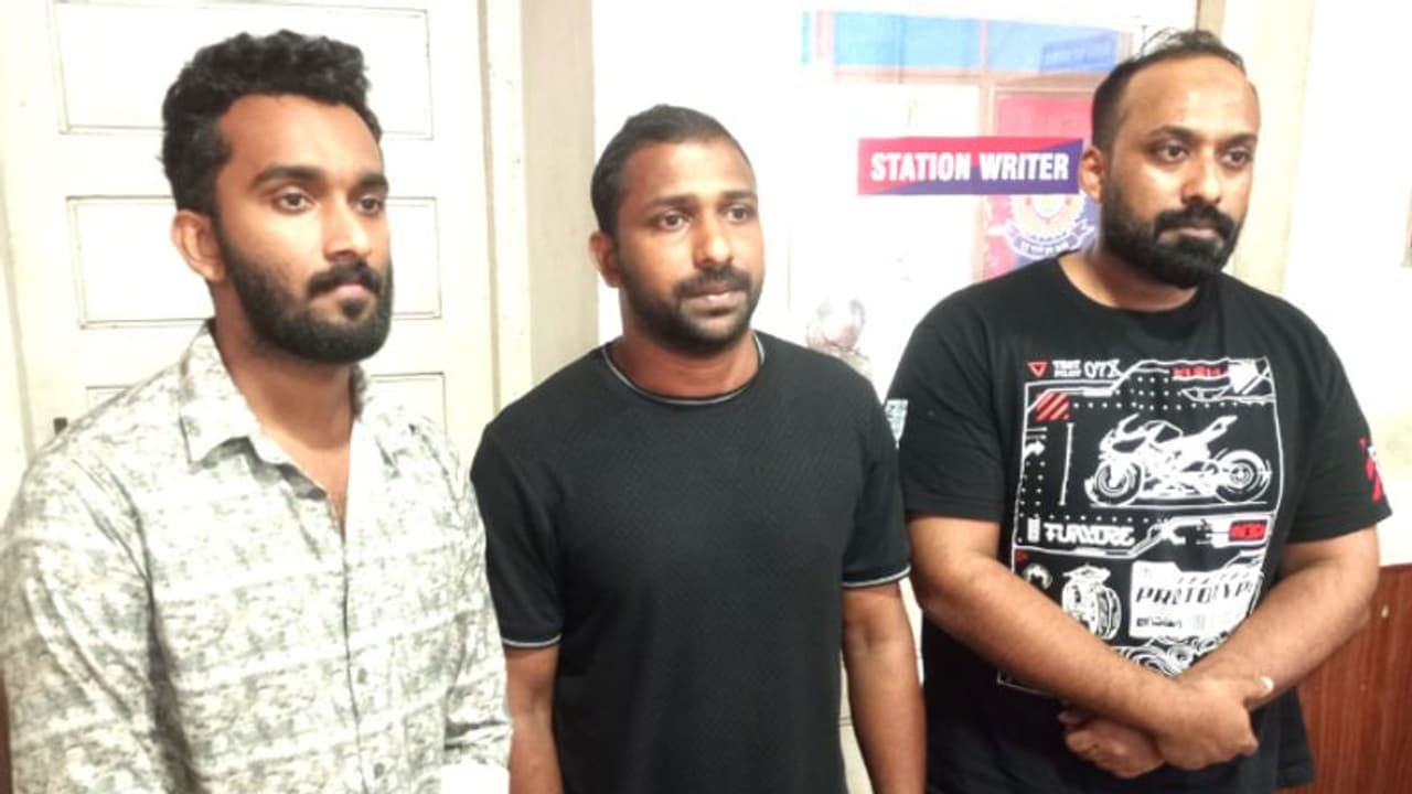 ഡോക്ടർ ദമ്പതിമാർക്ക് ഓഹരി വിപണയിൽ ലാഭം വാഗ്ദാനം ചെയ്ത് തട്ടിയത് 7.65 കോടി; 3 പേർ പിടിയിൽ, സംഘത്തിൽ സ്ത്രീകളും ഡോക്ടർ ദമ്പതിമാർക്ക് ഓഹരി വിപണയിൽ ലാഭം വാഗ്ദാനം ചെയ്ത് തട്ടിയത് 7.65 കോടി; 3 പേർ പിടിയിൽ, സംഘത്തിൽ സ്ത്രീകളും