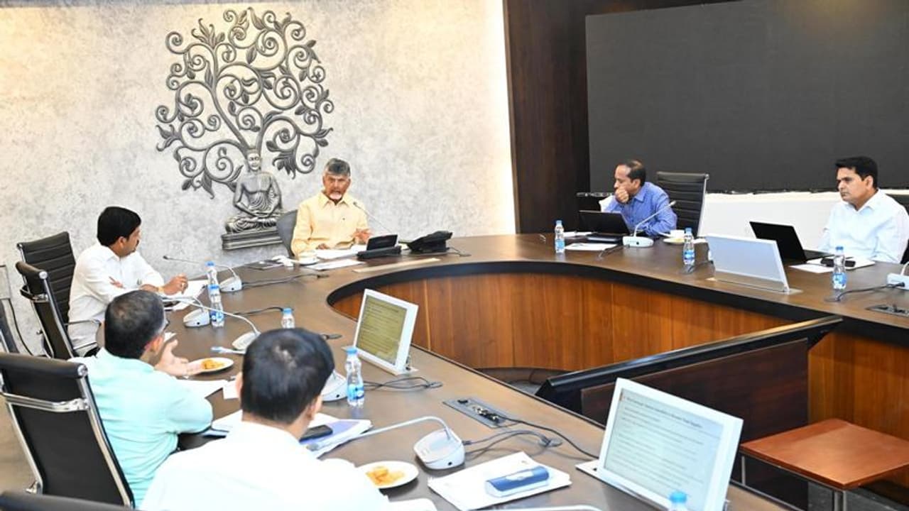 వేగంగా పని చేయాలి.. పాలనలో మార్పు స్పష్టంగా కనిపించాలి: అధికారులను పరుగులుపెట్టిస్తున్న సీఎం చంద్రబాబు వేగంగా పని చేయాలి.. పాలనలో మార్పు స్పష్టంగా కనిపించాలి: అధికారులను పరుగులుపెట్టిస్తున్న సీఎం చంద్రబాబు