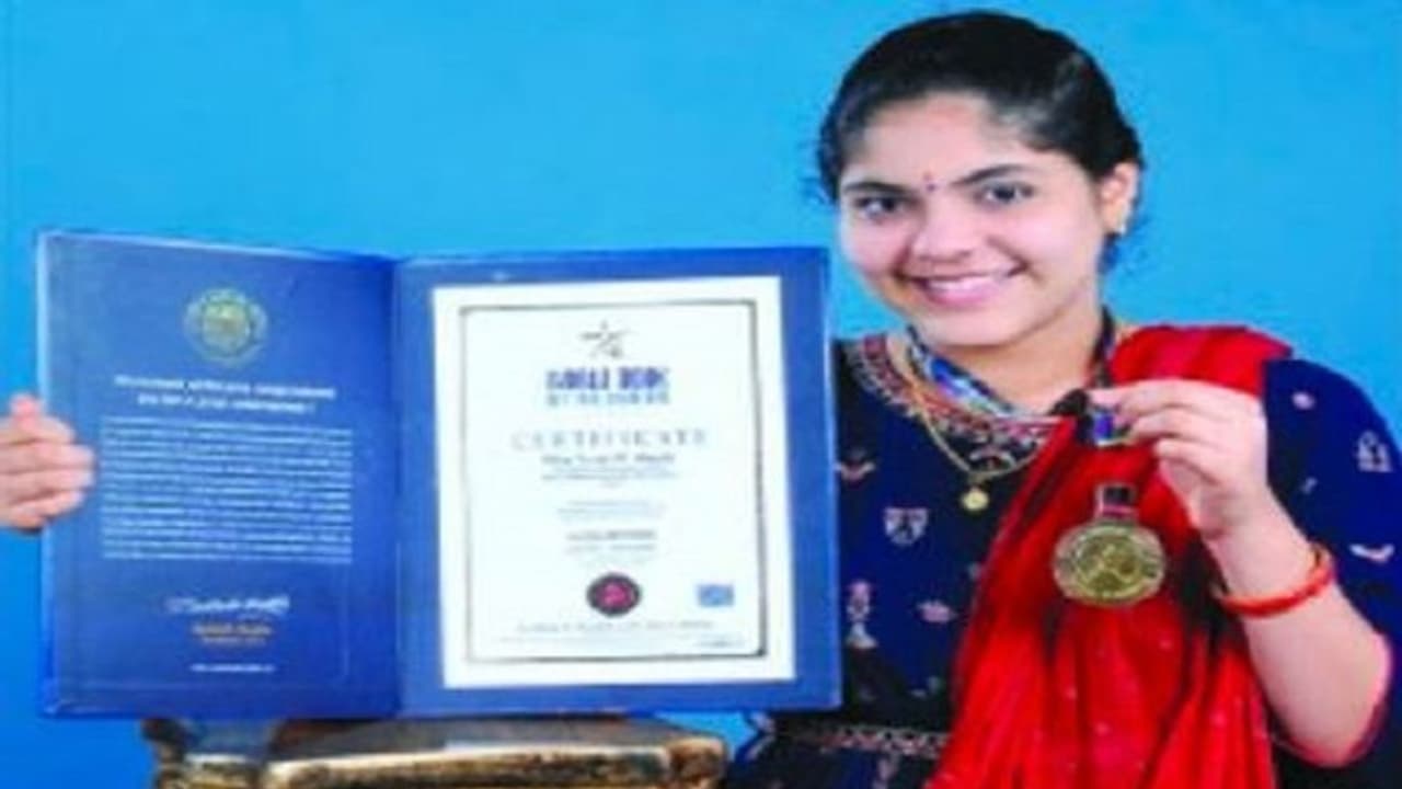 ಶಿರಸಿ: ಯಕ್ಷಗಾನ ಕಲಾವಿದೆ ತುಳಸಿ ಹೆಗಡೆ ವಿಶ್ವದಾಖಲೆಯ ಪಟ್ಟಿಗೆ ಸೇರ್ಪಡೆ ಶಿರಸಿ: ಯಕ್ಷಗಾನ ಕಲಾವಿದೆ ತುಳಸಿ ಹೆಗಡೆ ವಿಶ್ವದಾಖಲೆಯ ಪಟ್ಟಿಗೆ ಸೇರ್ಪಡೆ