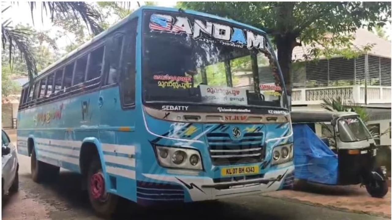 യാത്രയ്ക്കിടെ ശ്വാസസതടസ്സം; വയോധികനെ ഉടന്‍ ആശുപത്രിയിൽ എത്തിച്ച് സ്വകാര്യബസ് ജീവനക്കാർ