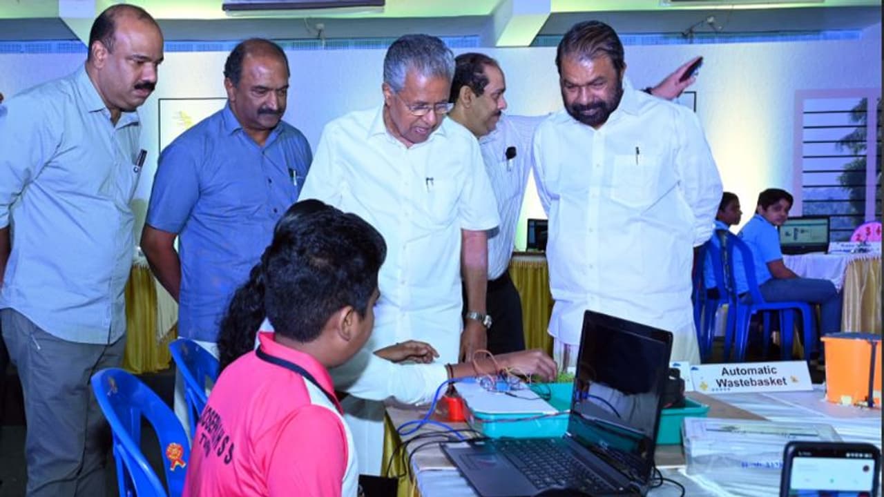 ഫിൻലൻഡ് വരെ താത്പര്യം പ്രകടിപ്പിച്ച കേരള മോഡൽ; 12 ലക്ഷം കുട്ടികൾക്ക് റോബോട്ടിക് പരിശീലനം നൽകുമെന്ന് ശിവൻകുട്ടി ഫിൻലൻഡ് വരെ താത്പര്യം പ്രകടിപ്പിച്ച കേരള മോഡൽ; 12 ലക്ഷം കുട്ടികൾക്ക് റോബോട്ടിക് പരിശീലനം നൽകുമെന്ന് ശിവൻകുട്ടി