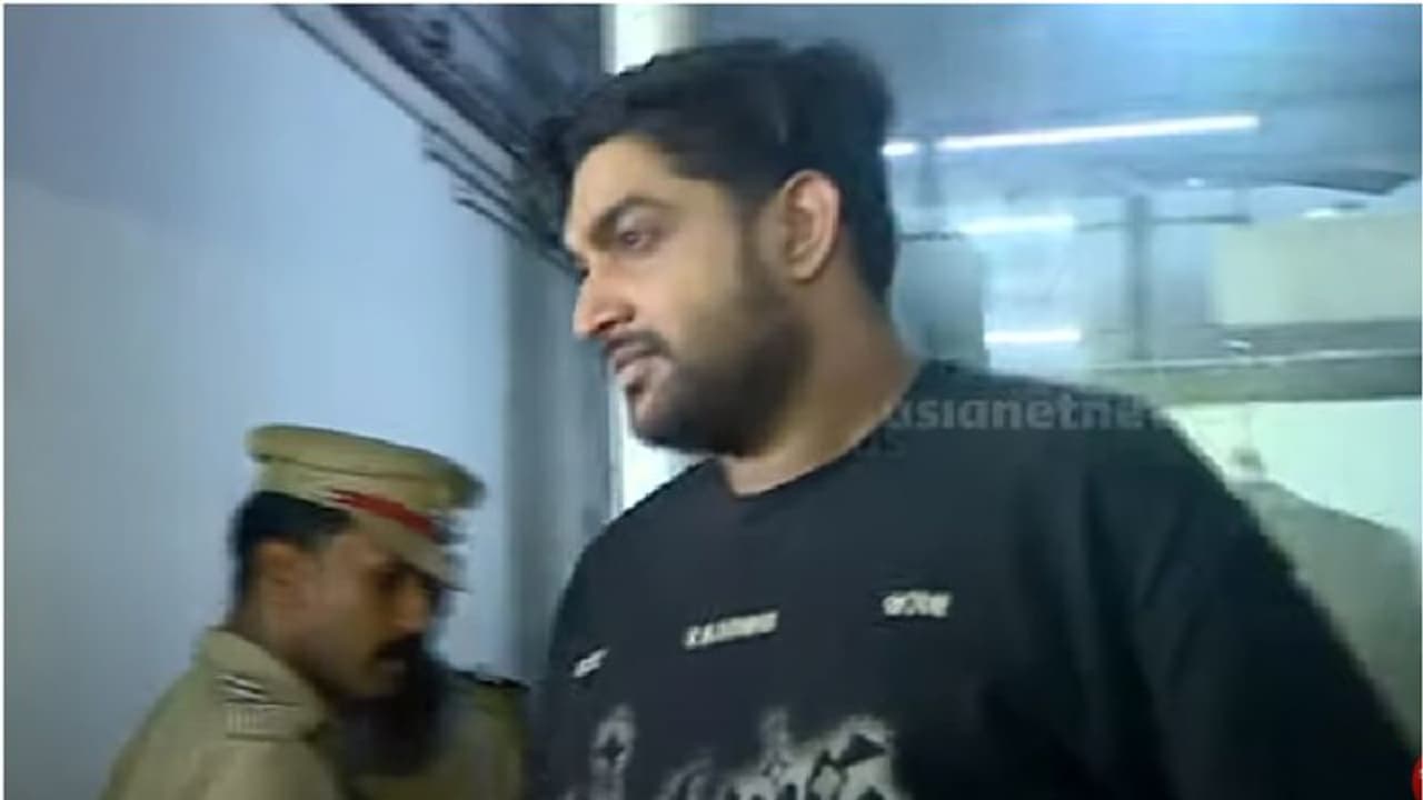 മലപ്പുറത്ത് നിന്ന് പിടികൂടിയത് മുന്തിയ ഹൈബ്രിഡ് തായ് ഗോൾഡ്, പൊലീസ് വലവിരിച്ചു, എയർപോർട്ടിൽ പ്രതി പിടിയിൽ മലപ്പുറത്ത് നിന്ന് പിടികൂടിയത് മുന്തിയ ഹൈബ്രിഡ് തായ് ഗോൾഡ്, പൊലീസ് വലവിരിച്ചു, എയർപോർട്ടിൽ പ്രതി പിടിയിൽ