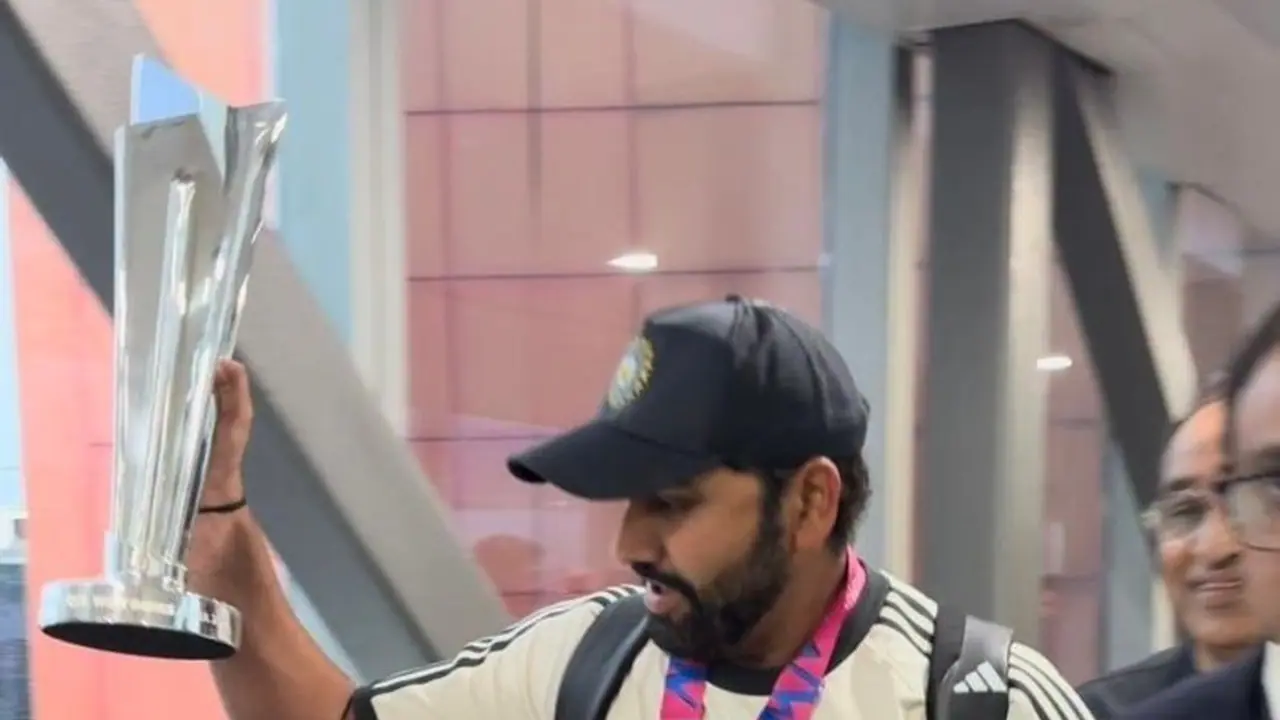 ट्राफी लिए भारत पहुंची टीम इंडिया, ढोल की ताल पर रोहिता शर्मा ने किया डांस, Watch Video ट्राफी लिए भारत पहुंची टीम इंडिया, ढोल की ताल पर रोहिता शर्मा ने किया डांस, Watch Video