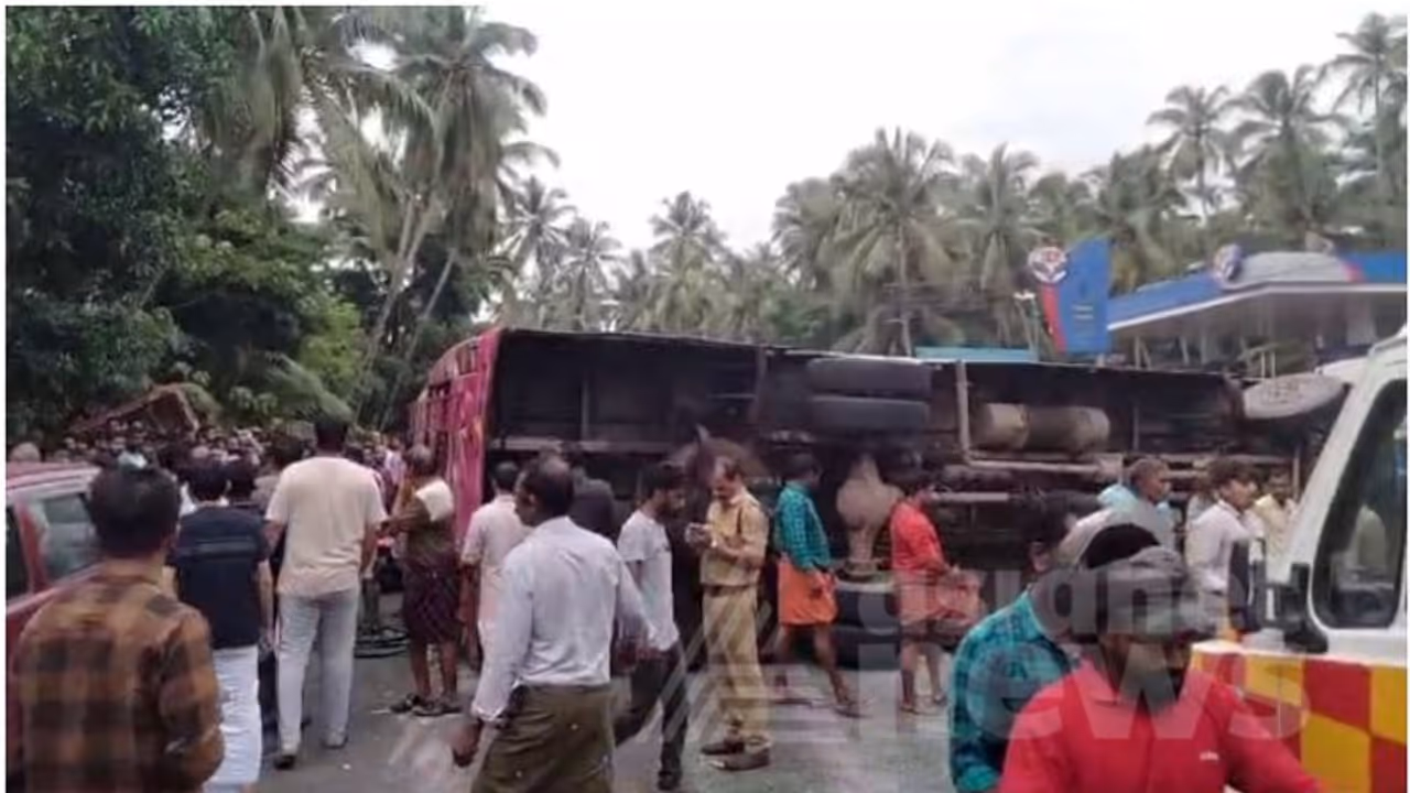 കോഴിക്കോട് ടിപ്പര് ലോറിയും സ്വകാര്യ ബസും കൂട്ടിയിടിച്ചു, ഇരുവാഹനങ്ങളും മറിഞ്ഞു; 55 പേർക്ക് പരിക്കേറ്റു കോഴിക്കോട് ടിപ്പര് ലോറിയും സ്വകാര്യ ബസും കൂട്ടിയിടിച്ചു, ഇരുവാഹനങ്ങളും മറിഞ്ഞു; 55 പേർക്ക് പരിക്കേറ്റു