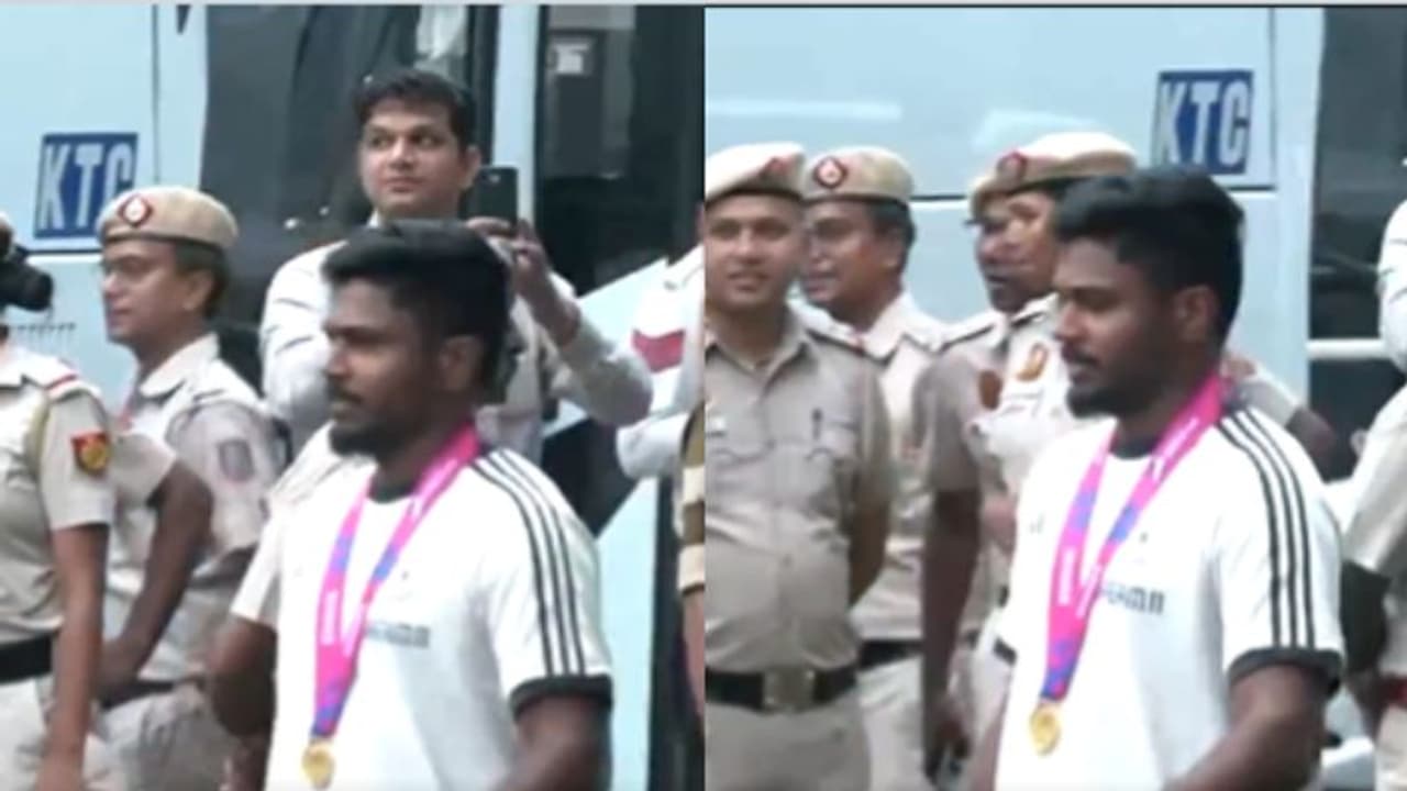മലയാളി പൊളിയല്ലേ... അഭിമാന നിമിഷം; ലോകകപ്പ് മെഡലണിഞ്ഞ് നിറപുഞ്ചിരിയോടെ സഞ്ജു പറന്നിറങ്ങി  വീഡിയോ