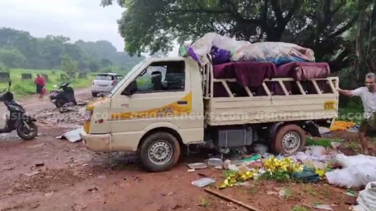 വണ്ടി കേടായി: കളമശേരിയിൽ മാലിന്യം തള്ളാനെത്തിയവര്‍ തിരികെ പോകാനാവാതെ കുടുങ്ങി, നാട്ടുകാര്‍ പിടികൂടി