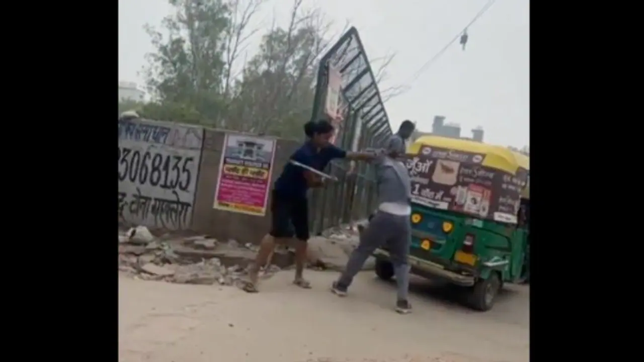 Girl on Bullet Motorcycle Beats up Auto Driver Due to Traffic Delay, Internet reacts [watch]