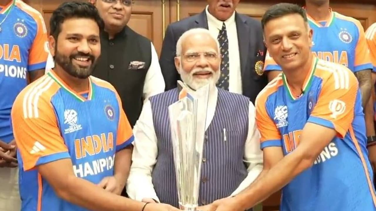 T20 WC Trophy:டி20 உலகக் கோப்பை டிராபியை கையில் ஏந்தாத மோடி – ரோகித் மற்றும் டிராவிட் கையை பற்றிய அந்த தருணம்! T20 WC Trophy:டி20 உலகக் கோப்பை டிராபியை கையில் ஏந்தாத மோடி – ரோகித் மற்றும் டிராவிட் கையை பற்றிய அந்த தருணம்!