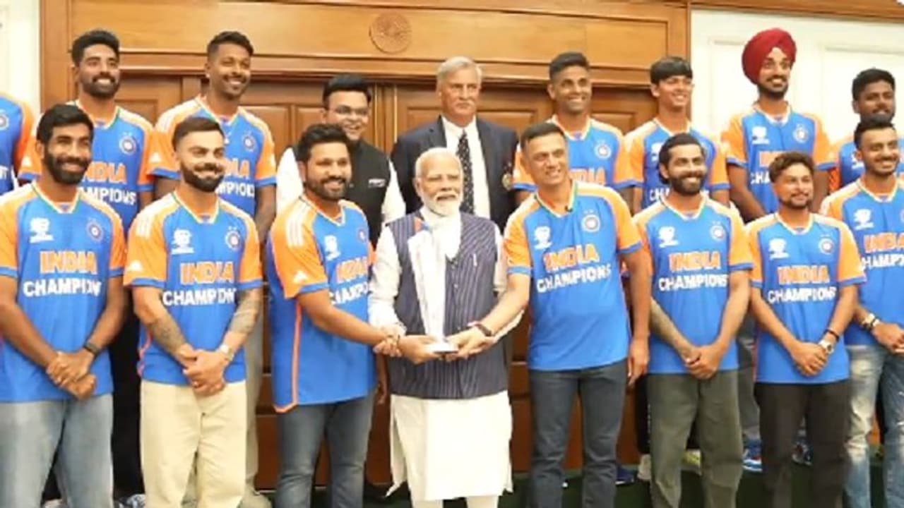 Indian Cricket team meets PM Modi: पीएम मोदी को सौंपी T20 वर्ल्ड कप ट्राफी...लगे ठहाके देखें वीडियो Indian Cricket team meets PM Modi: पीएम मोदी को सौंपी T20 वर्ल्ड कप ट्राफी...लगे ठहाके देखें वीडियो