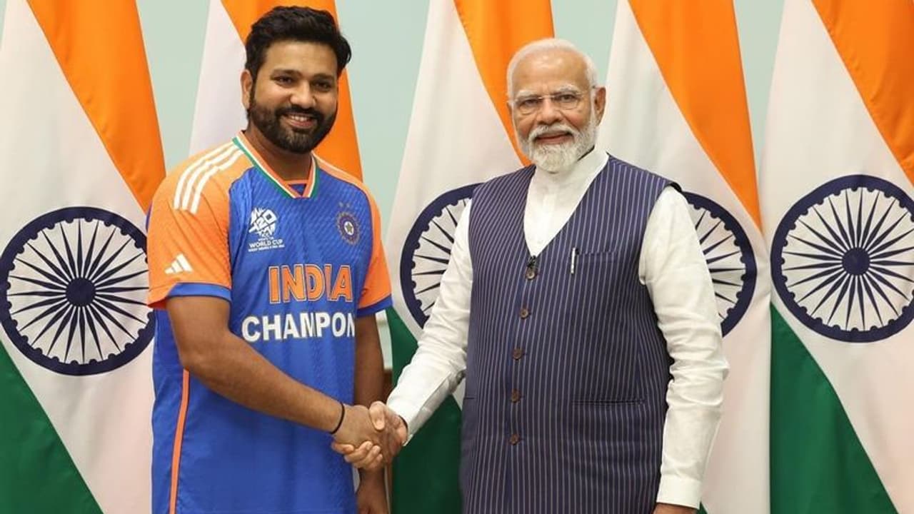 மண்ணோட டேஸ்ட் எப்படி இருந்தது? ரோகித் சர்மாவிடம் கேள்வி எழுப்பிய பிரதமர் மோடி! மண்ணோட டேஸ்ட் எப்படி இருந்தது? ரோகித் சர்மாவிடம் கேள்வி எழுப்பிய பிரதமர் மோடி!