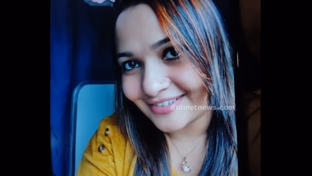 കൊച്ചി കാക്കനാട്ടെ ഫ്ലാറ്റിൽ ദന്തഡോക്ടര് മരിച്ച നിലയില് കൊച്ചി കാക്കനാട്ടെ ഫ്ലാറ്റിൽ ദന്തഡോക്ടര് മരിച്ച നിലയില്