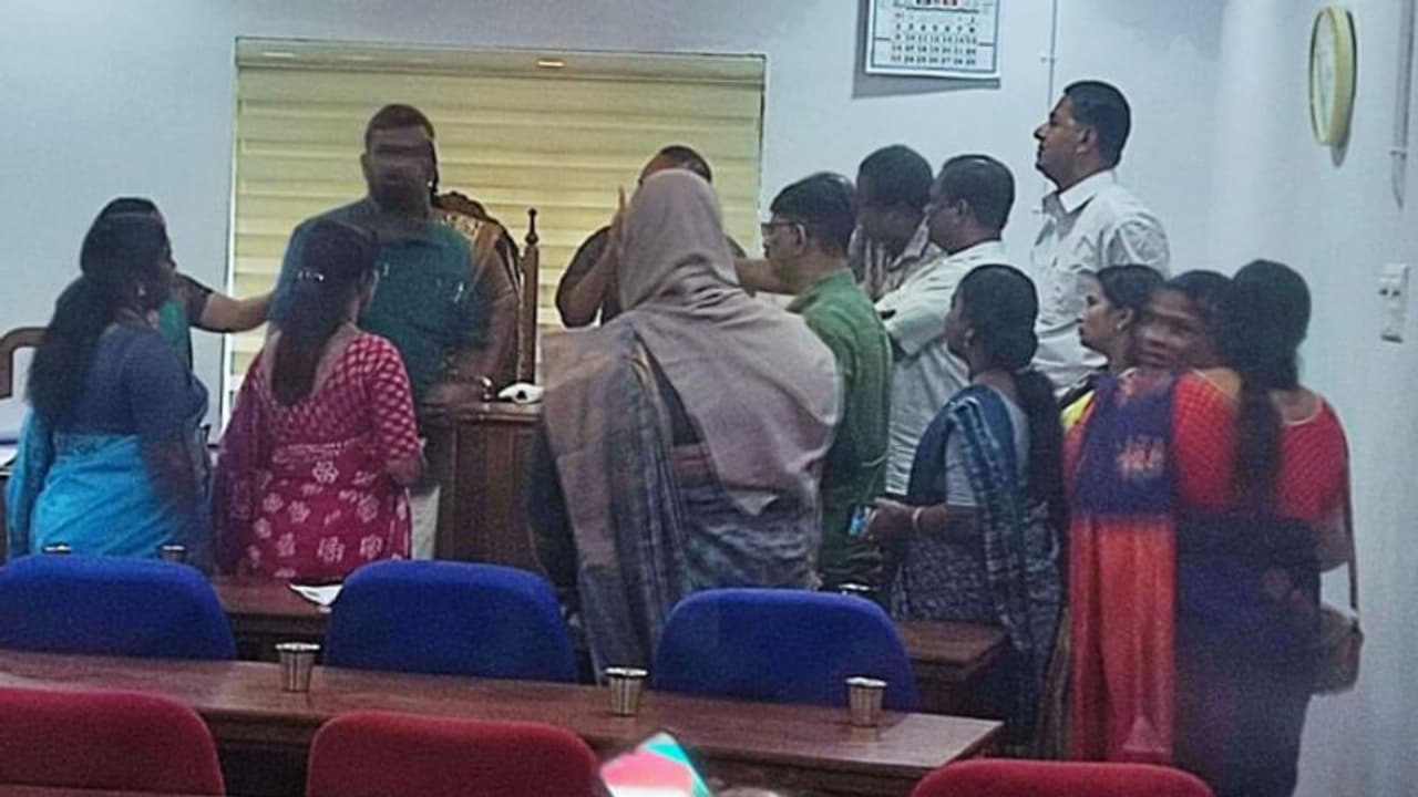പട്ടാമ്പി ബ്ലോക്ക് പഞ്ചായത്ത് ഭരണസമിതിയിൽ ഭരണ പ്രതിപക്ഷ അംഗങ്ങൾ തമ്മിൽ കയ്യാങ്കളി