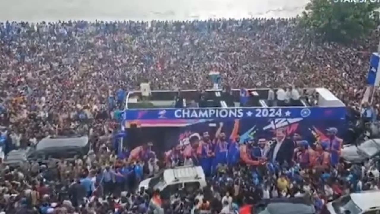 5 மணிக்கு ஆரம்பிக்க வேண்டிய Victory Parade 7 மணியாகியும் ஆரம்பிக்கல: கூட்ட நெரிசலில் சிக்கிய பேருந்து!